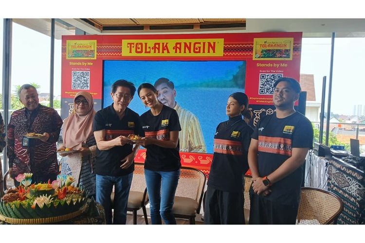 Direktur Sido Muncul Irwan Hidayat bersama para talent yang ada pada iklan terbaru Tolak Angin.