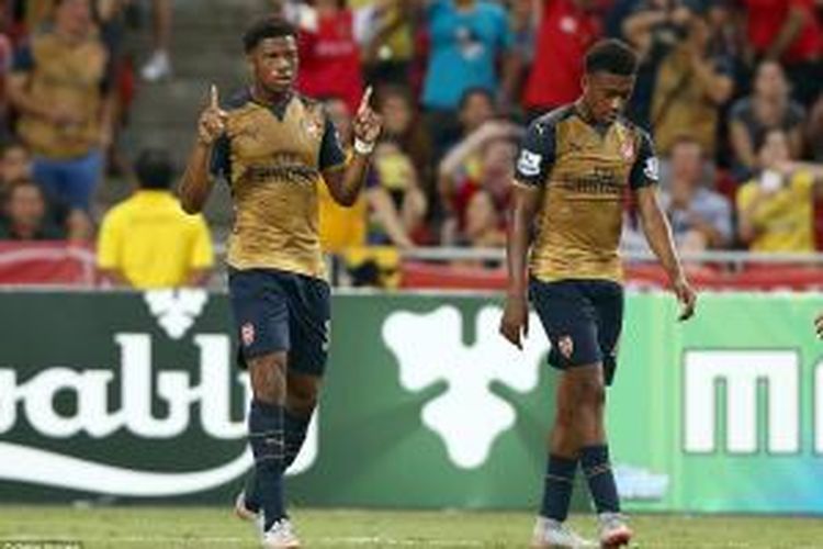 Striker Arsenal, Chuba Akpom (kiri), seusai mencetak gol ke gawang Singapore Selection XI pada laga uji coba di National Stadium, Rabu (15/7/2015). 
