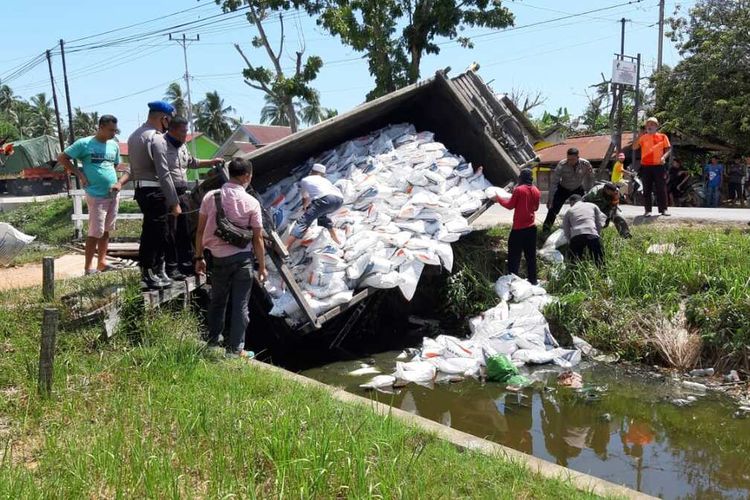 Sebuah truk pembawa beras bantuan untuk keluarga miskin di Kalimantan Barat terdampak virus corona atau Covid-19 terguling di parit depan Kantor Camat Sungai Kunyit, Kabupaten Mempawah, Kalimantan Barat, Minggu (12/4/2020).