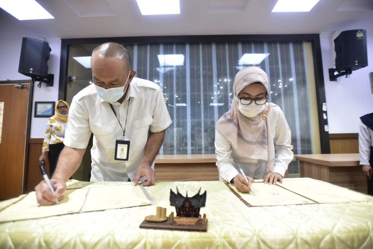 Perjanjian Kerja Sama Pemda Kab. Luwu Utara dengan PT. Asuransi Jasa Indonesia tentang Asuransi Usaha Tani Padi (AUTP) di Command Center Kantor Bupati Luwu Utara. Rabu (10/03/2021)
