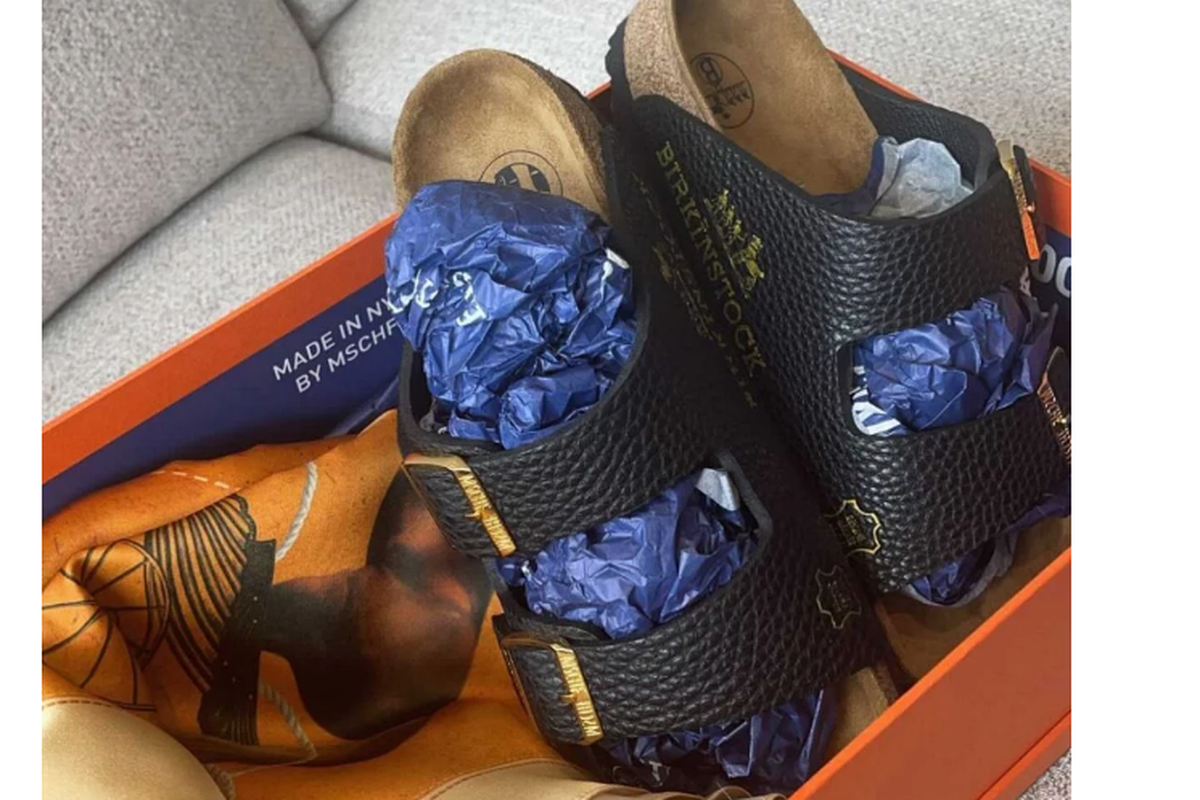 Kylie Jenner membagikan foto sandal Birkinstock berwarna hitam kreasi MSCHF itu ke akun Instagram Story-nya.