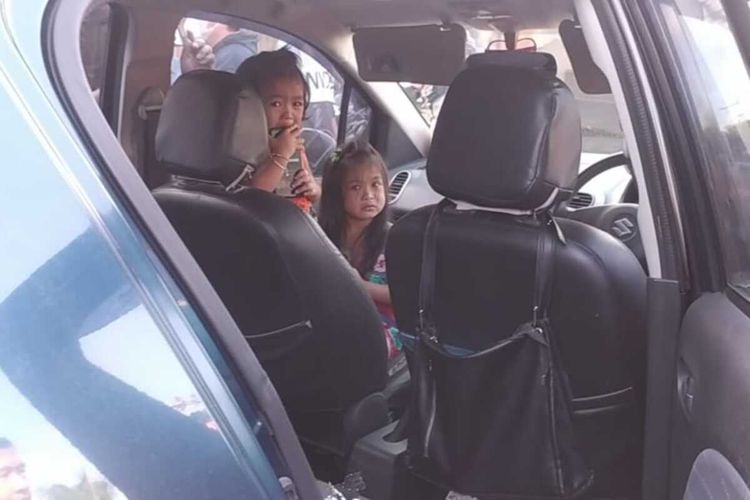 Suasana TKP dua anak terkunci di dalam mobil saat ibunya belanja di toko Kue Mataram, Selasa (20/9/2022)