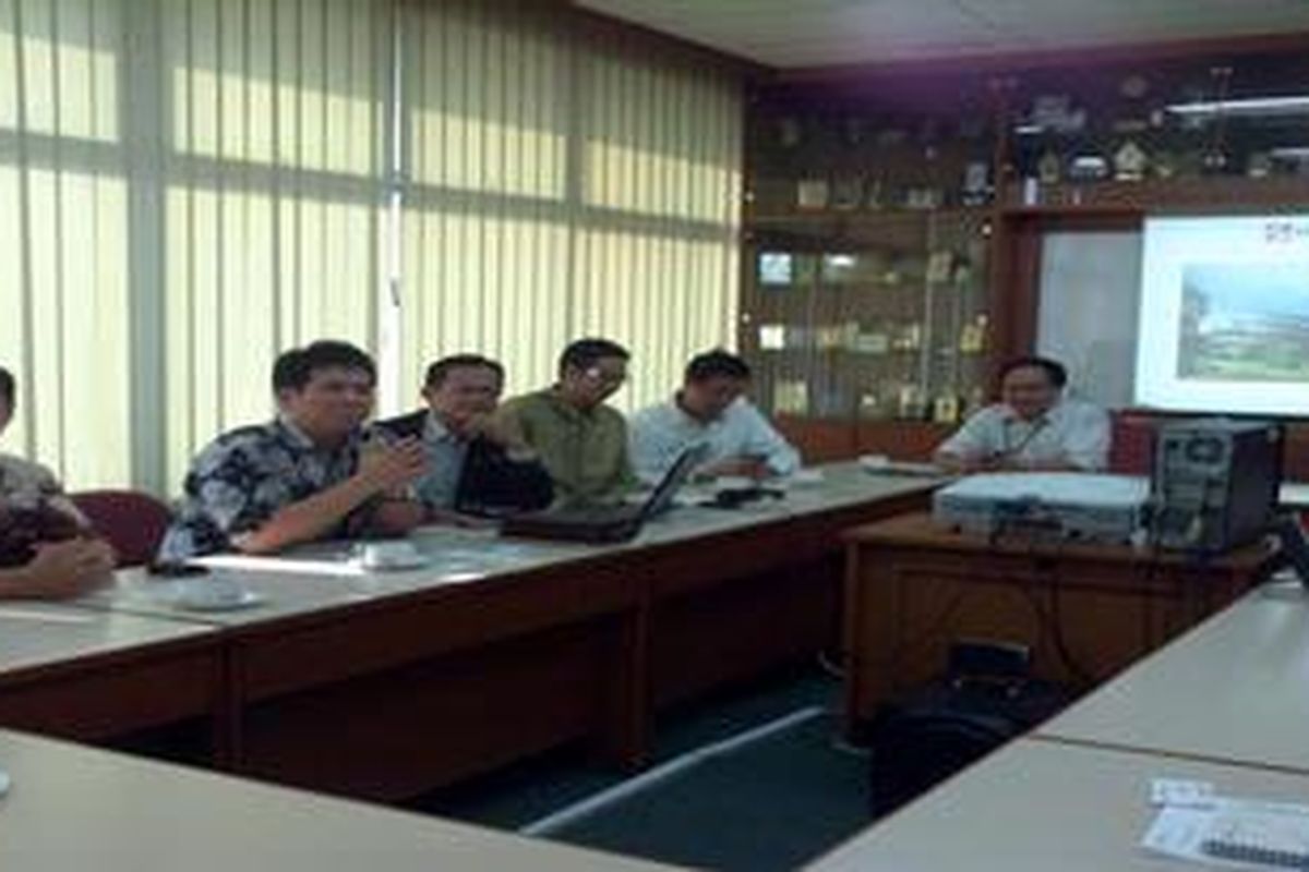 Tim Sinarmas Land dipimpin Ignezj Kemalawarta dan Hermawan Wijaya berkunjung ke kantor Redaksi Harian Kompas, Selasa (25/10/2011) sore