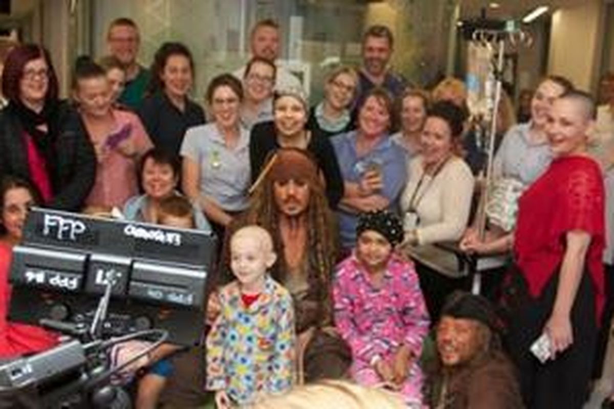 Johnny Depp rupanya memanfaatkan karakter yang diperankannya sebagai Jack Sparrow ini untuk menghibur para pasien anak-anak di rumah sakit. 