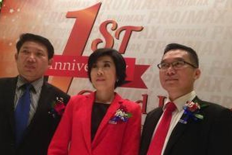 (Dari kiri ke kanan) Agatha Meydiana, Tirta Setiawan, dan Sulihin Widjaja meluncurkan sekaligus merayakan ulangtahun pertama waralaba broker nasional PRO/MAX. 