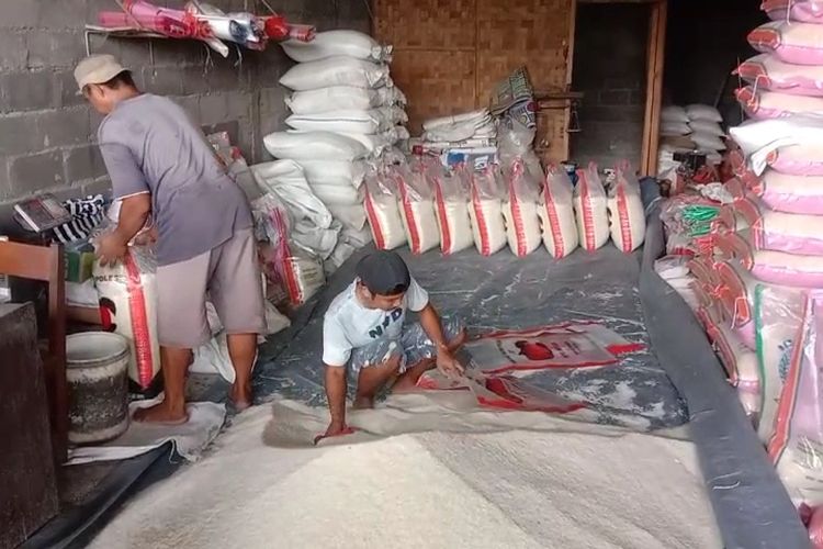 Harga beras di Kabupaten Purworejo, Jawa Tengah, semakin mahal. Sejak 2 bulan terakhir, setiap minggu, harga beras terus mengalami kenaikan
