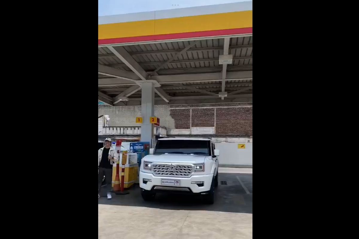 Viral video mobil Maung Garuda yang biasa digunakan Presiden RI Prabowo Subianto sedang mengisi bahan bakar di Shell
