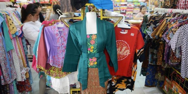 Pengunjung memilih pakaian kebaya di Pusat Grosir Solo (PGS), Solo, Jawa Tengah, Selasa (2/4/2019)
