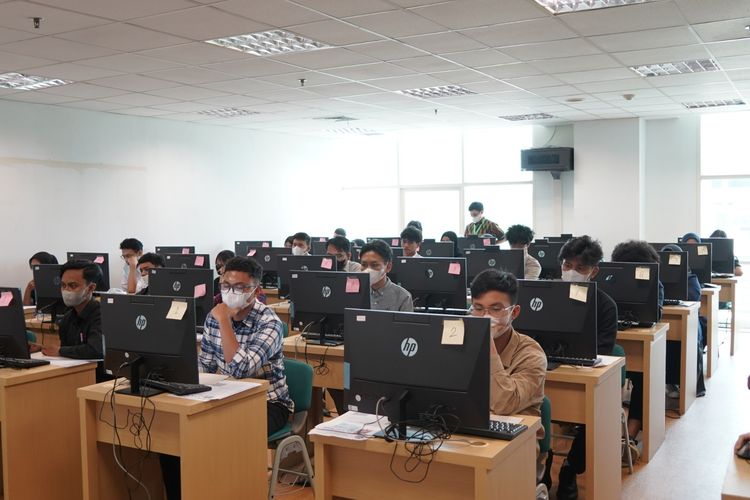 Peserta sedang menjalankan ujian UTBK SNBT 2023 di Pusat UTBK yang ada di Universitas Negeri Jakarta (UNJ), pada Senin (8/5/2023).