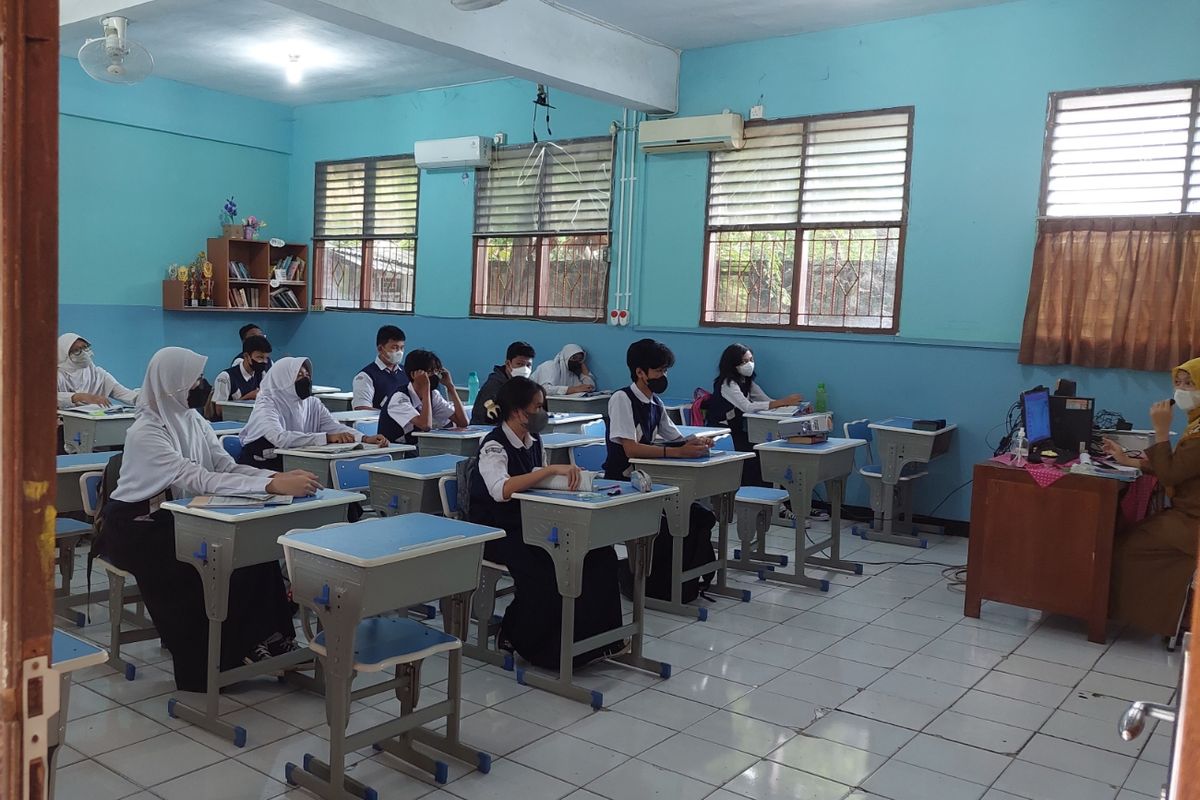 Suasana murid saat mengikuti pembelajaran tatap muka terbatas di SMPN 1 Tangerang, Kota Tangerang, Senin (7/3/2022).