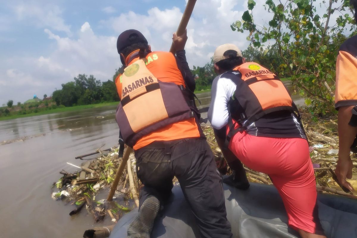 Petugas dari BASARNAS Pos Trenggalek saat melakukan pencarian bocah Kahfi (3,5) di Sungai Brantas, Kota Kediri, Jawa Timur.