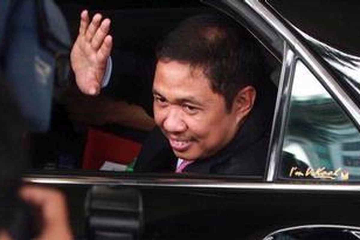 Anis Datang ke KPK - Wakil Ketua Dewan Perwakilan Rakyat, Anis Matta mengacungkan jempol usai memenuhi panggilan Komisi Pemberantasan Korupsi (KPK), di kantor KPK, Jakarta, Kamis (3/5/2012), pagi. Anis dimintai keterangan sebagai saksi terkait kasus dugaan suap pengalokasian dana Percepatan Pembangunan Infrastruktur Daerah (PPID). Selain itu Anis juga akan dimintai keterangan sebagai saksi untuk Wa Ode, tersangka kasus tersebut.  