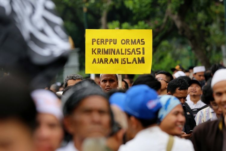 Sejumlah pengunjuk rasa ormas Islam melakukan aksi demo di Bundaran Patung Kuda, Jl Medan Merdeka Barat, Jakarta Pusat, Selasa (18/7/2017). Aksi itu menolak Pemerintahan Presiden Joko Widodo menerbitkan peraturan pemerintah pengganti undang-undang (perppu) tentang pengaturan organisasi kemasyarakatan atau ormas.