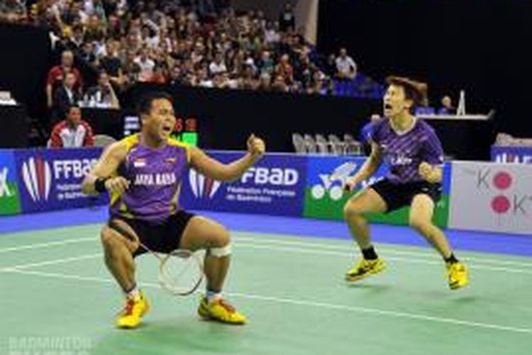 Ganda putra Indonesia, Gideon Markus Fernaldi (kiri)/Markis Kido mengekspresikan kemenangannya pada babak final Yonex French Open Superseries 2013, di Paris, Minggu (27/10/2013).