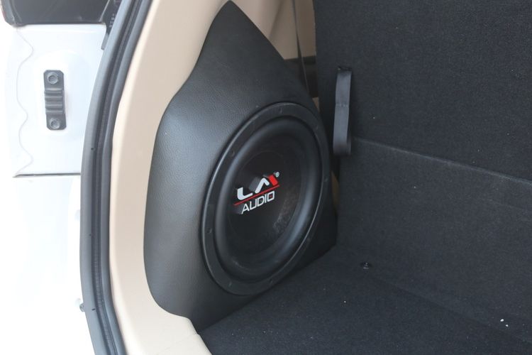 Sektor audio Mitsubishi Xpander milik Gilang mendapat tambahan subwoofer ukuran kecil di belakang.