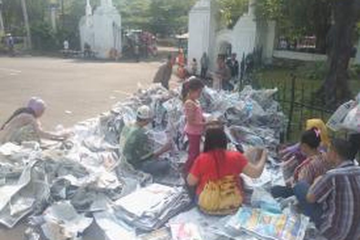 Para pengumpul koran bekas selepas shalat Idul Adha di kompleks Masjid Agung Al Azhar di Jalan Sisingamangaraja, Jakarta Selatan, Sabtu (4/10/2014).