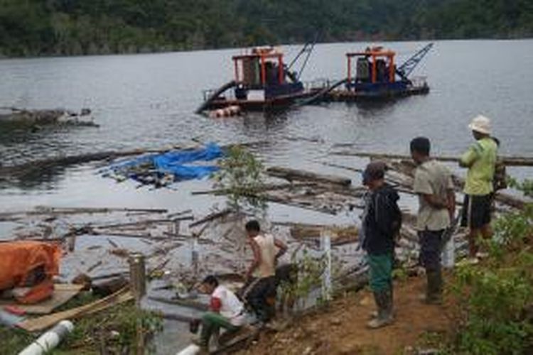 Alarm tanda bahaya (sirine) yang dipasang di Bendungan Way Ela berbunyi dan memaksa ratusan warga negeri lima Kecamatan Leihitu, Kabupaten Maluku Tengah mengungsi, Rabu (24/7/2013).