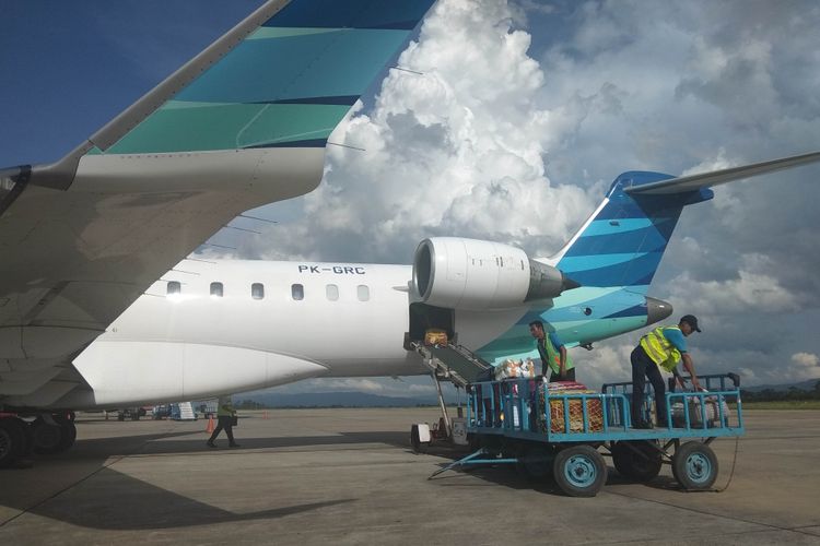 Proses pemindahan bagasi pesawat, di Bandara Soekarno-Hatta, Cengkareng, Senin (26/2/2018).
