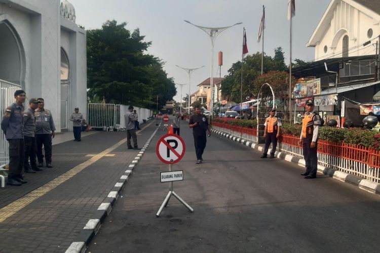 Jalan Depan Masjid Sheikh Zayed Solo Steril dari Parkir, Pengunjung Bisa Parkir Gratis di Halaman