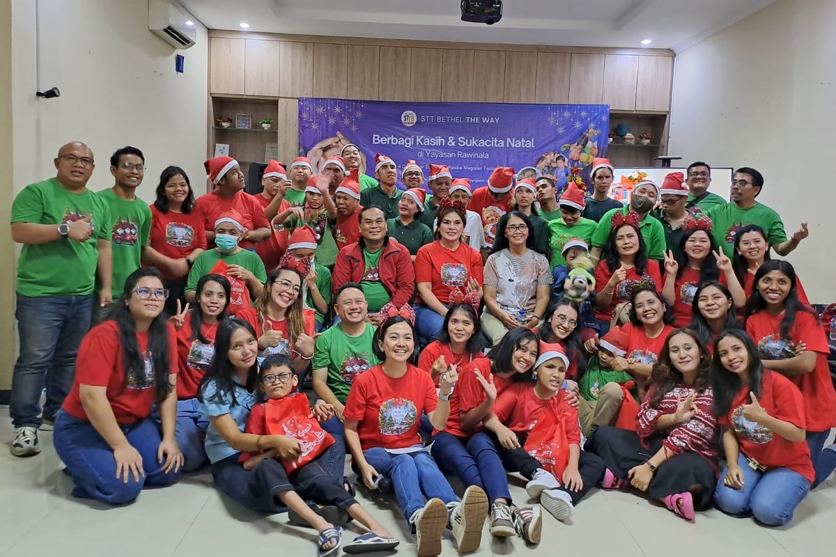 Civitas Akademika STTB The Way menggelar acara berbagi kasih dan sukacita natal bersama anak-anak istimewa di Yayasan Pendidikan Dwituna Rawinala, Kramat Jati, Jakarta Timur, Rabu (4/12/2024). 