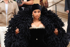 Cardi B Berbalut Sayap Beludru Raksasa di Couture Show Schiaparelli