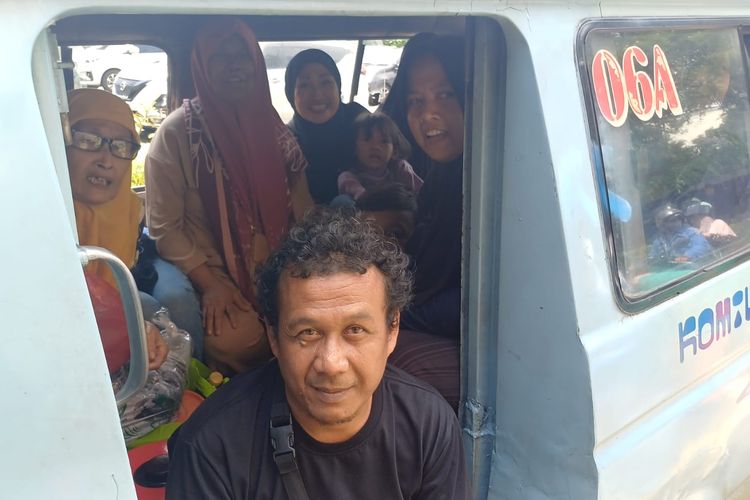 Nani (62) ajak keluarga berwisata ke Ancol dengan mencarter angkot