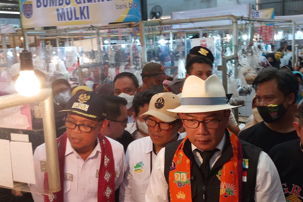 Gubernur Jawa Barat Ridwan Kamil bersama Wakil Wali Kota Depok Imam Budi Hartono meninjau harga bahan pokok di Pasar Sukatani, Tapos, Depok pada Rabu (28/9/2022).