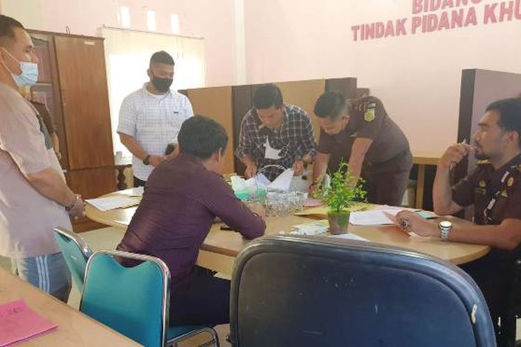 Serah terima tersangka korupsi dana desa di Kejaksaan Negeri Aceh Timur, Selasa (22/3/2022) sore.