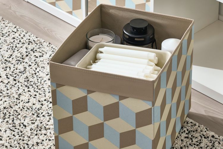 Kotak dengan tampilan menarik bisa dijadikan perabotan yang fungsional sekaligus dekoratif. 