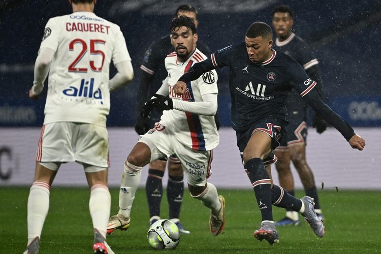 Penyerang PSG, Kylian Mbappe, berebut bola dengan gelandang Lyon, Lucas Paqueta, dalam laga Liga Perancis 2021-2022 di Stadion Groupama 9 Januari 2022.