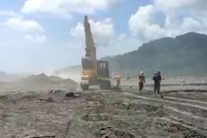 Puncak Semeru Diselimuti Awan Gelap Sebelum Luncurkan Awan Panas, Warga dan Relawan Panik