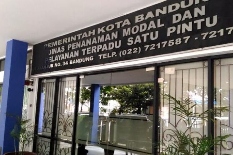 Pintu masuk Dinas Penanaman Modal dan Pelayanan Terpadu Satu Pintu (DPMPTSP) Kota Bandung tertutup, Senin (30/1/2017). Pelayanan perizinan terhenti pasca operasi tangkap tangan terhadap Kepala Dinas PMPTSP Dandan Riza Wardana. KOMPAS.com/DENDI RAMDHANI