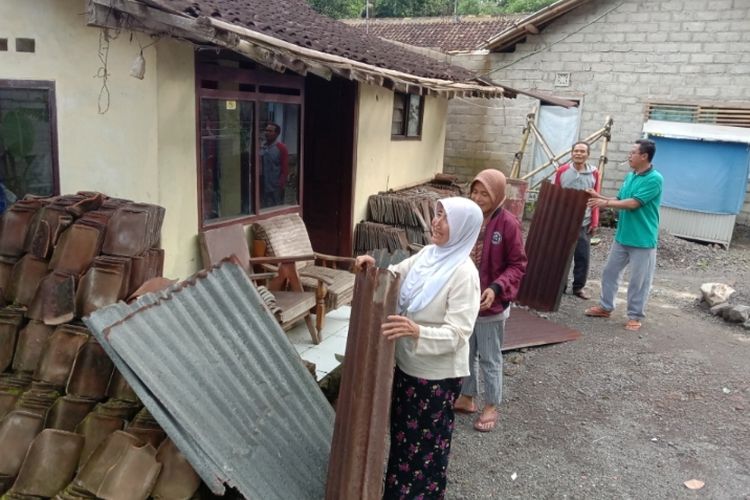 Seng rumah warga yang rusak akibat diterjang angin 