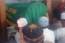 Keluarga Sambut Jenazah Pengasuh Ponpes Lirboyo dengan Tabah