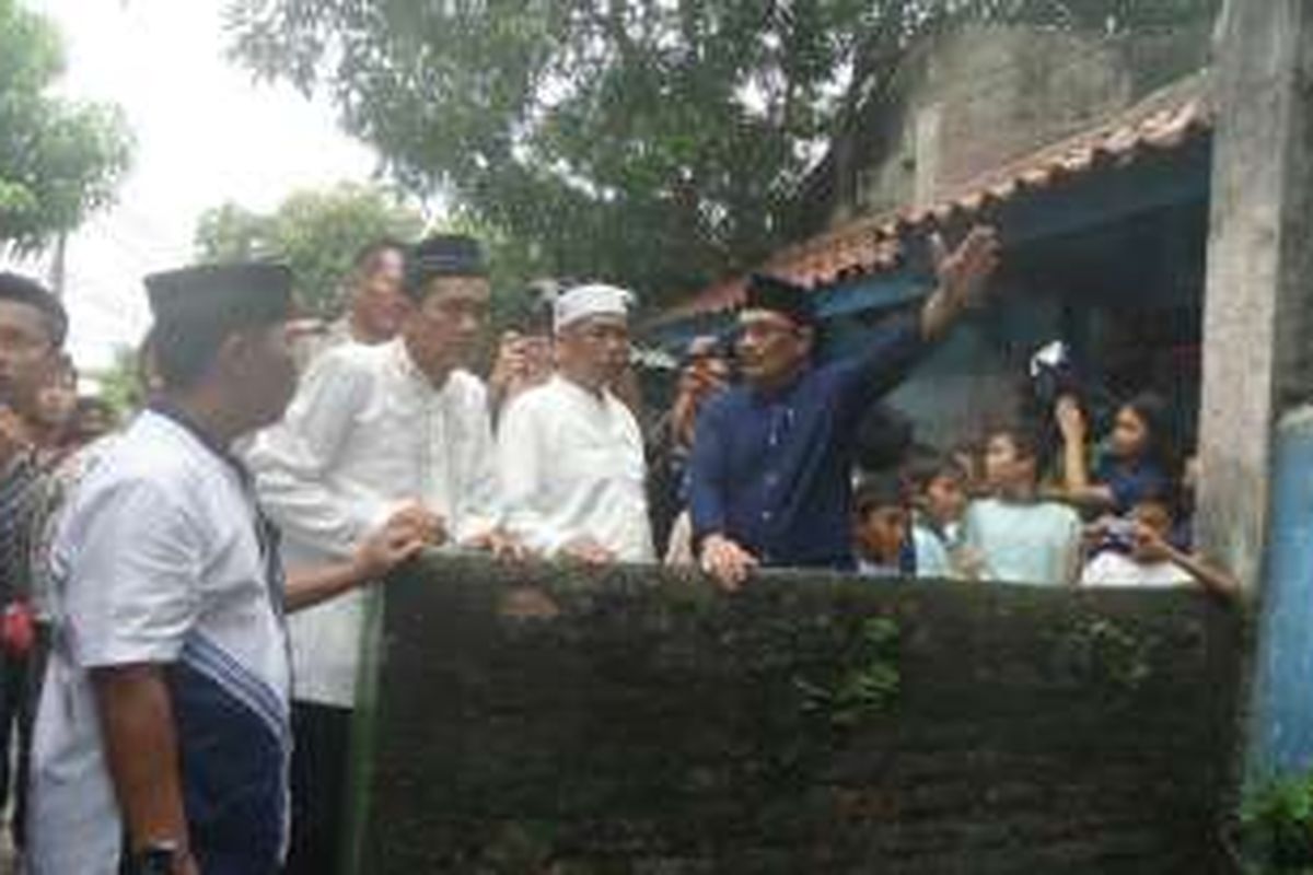 Calon wakil gubernur DKI Jakarta Djarot Saiful Hidayat berbicara dengan warga tentang rencana pembuatan sodetan di RW 08, Pasar Rebo, Jumat (28/10/2016). 
