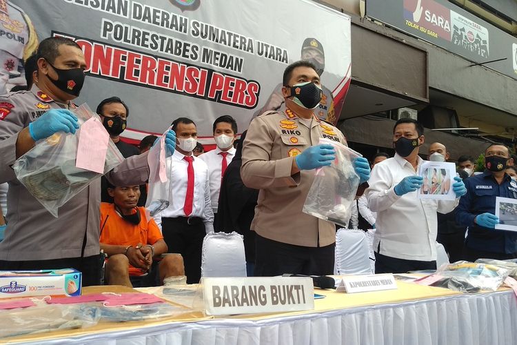 Direktur Reskrimum Polda Sumut Kombes Pol Tatan Dirsan Atamaja dan Kapolrestabes Medan, Kombes Pol Riko Sunarko pada Rabu (2/6/2021) sore menunjukkan barang bukti yang digunakan dan disita dari kasus begal sadis di lampu merah di Jalan Kapten Sumarsono - Jalan Gaperta Medan.