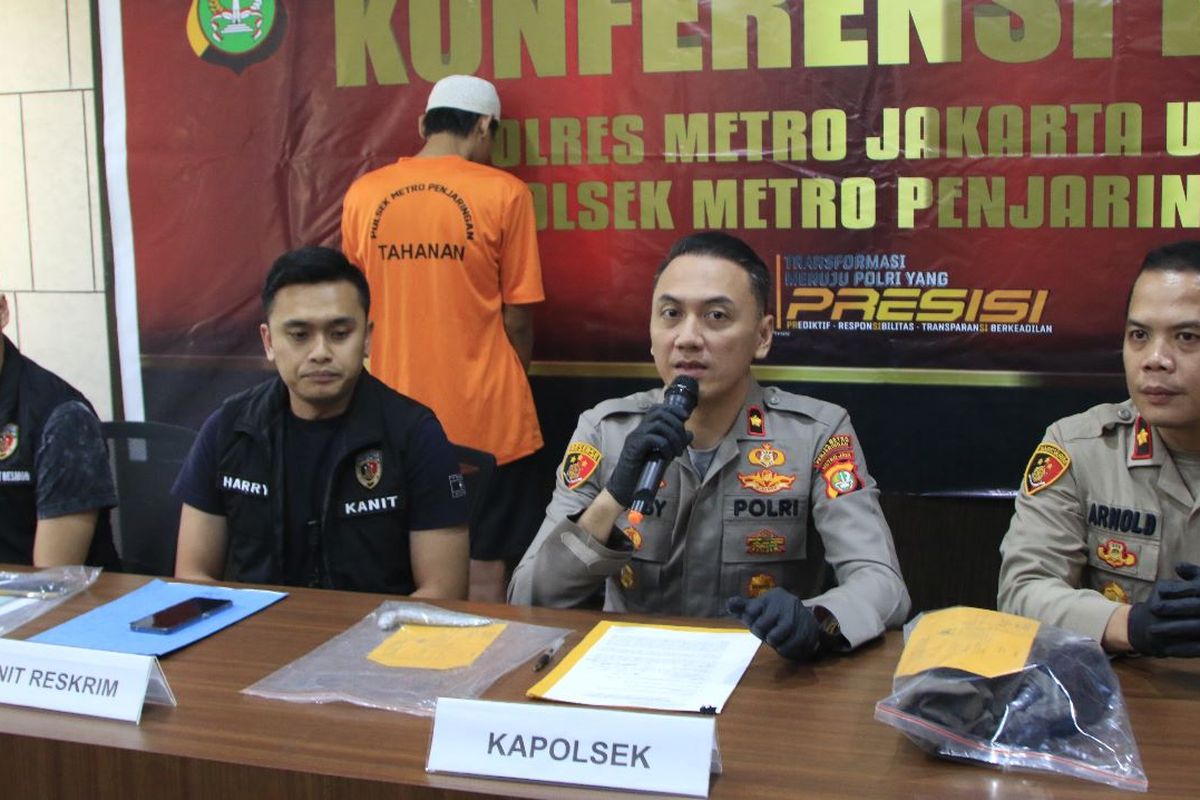 Kapolsek Metro Penjaringan Kompol M Probandono Bobby Danuardi saat menggelar konferensi pers atas kasus pengeroyokan di Mapolsek Metro Penjaringan, pada Junat (28/4/2023). Dalam pengeroyokan itu, terdapat satu orang akibat menderita luka tusuk di badannya.