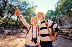 7 Tips Traveling bagi Orang Tua Agar Nyaman di Perjalanan 