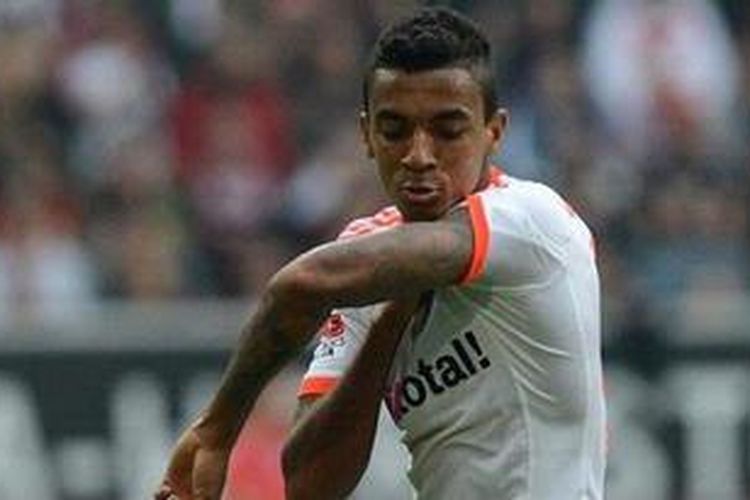 Gelandang Bayern Muenchen, Luis Gustavo.