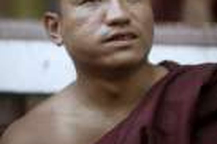 Biksu Pemimpin Revolusi Saffron Myanmar, U Gambira, dibebaskan dari penjara.