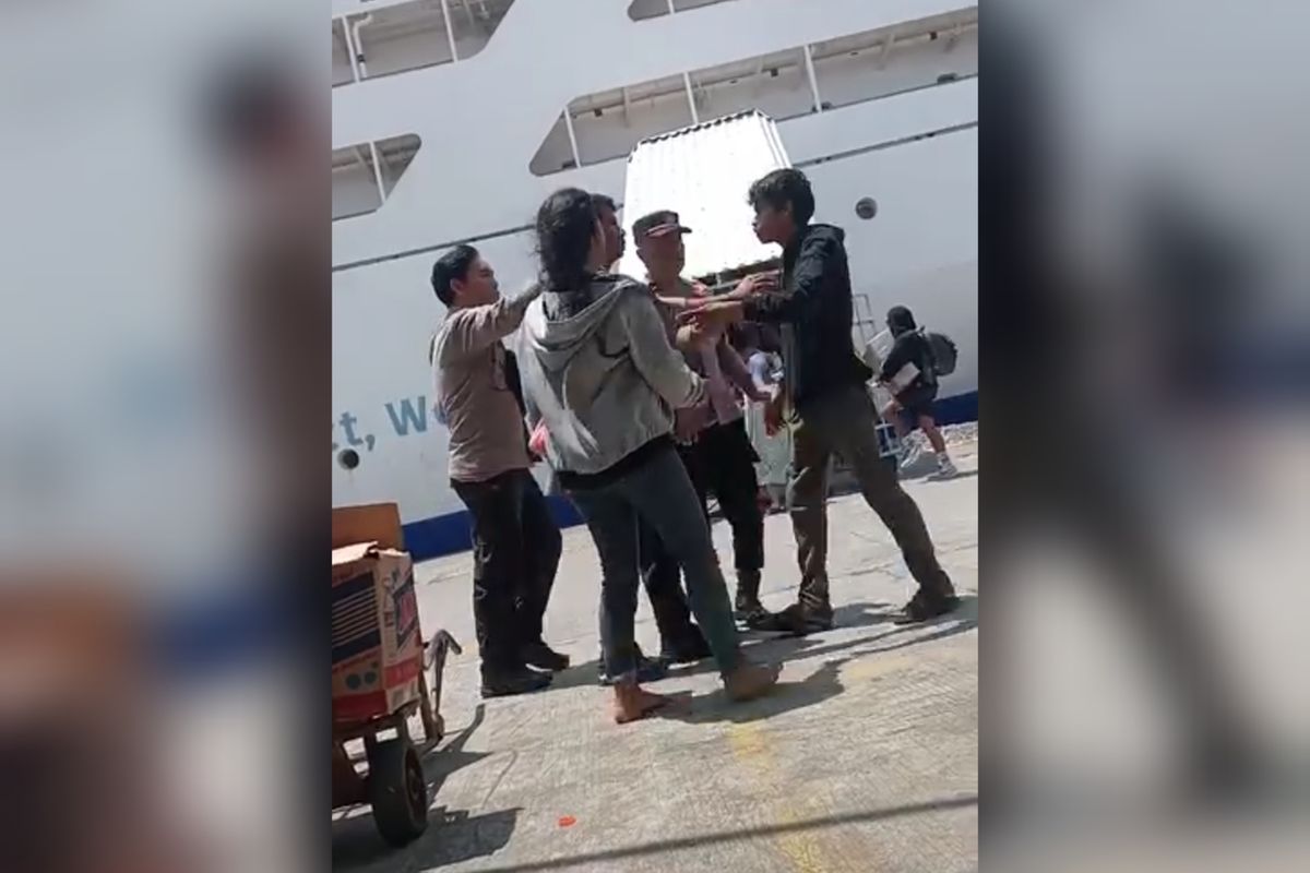 Keributan antara polisi dan pedagang asongan di kawasan Pelabuhan Sorkarno-Hatta (Soeta) Makassar, Kota Makassar, Sulawesi Selatan (Sulsel), pada Rabu (5/2/2025).