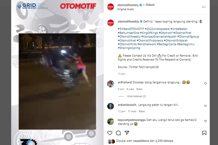 Video tayang di media sosial memperlihatkan seorang pemuda yang terpelanting saat akan start mengendarai sepeda motor.