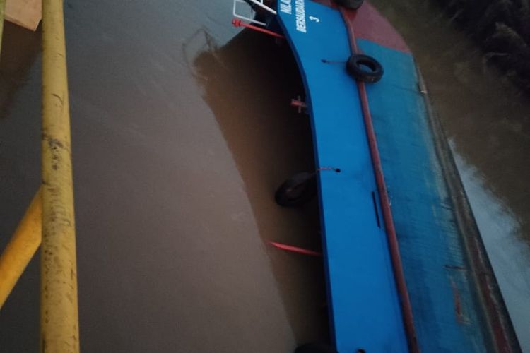 Foto LCT pengangkut 120 ton solar untuk Perusahaan kelapa sawit PT NJL di Seimanggaris, Nunukan, Kaltara. Kapal tenggelam akibat air sungai mengalami pasang tinggi dan air memasuki buritan kapal