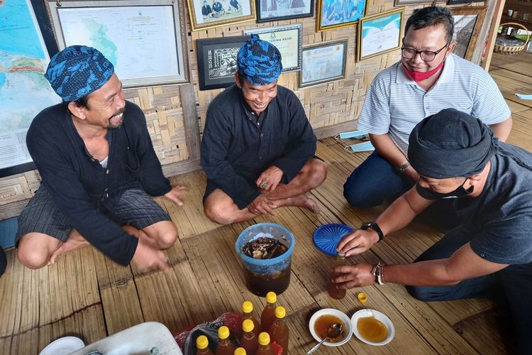 Lembaga Adat Baduy memusnahkan puluhan botol madu palsu yang disita dari sejumlah tempat di lingkungan Baduy, Minggu (22/11/2020)