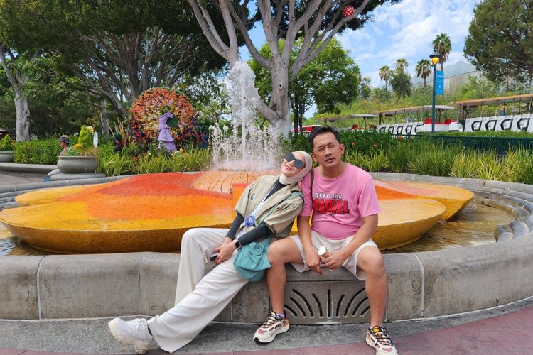 Pasangan Hanung Bramantyo dan Zaskia Adya Mecca mengunjungi Disneyland Park di Anaheim, California, pada September 2022.