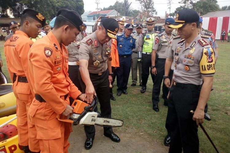 Kapolda Jabar Irjen Pol Agung Budi Maryoto saat memeriksa kelengkapan peralatan di Pos Pam Limbangan didampingi Kapolres Garut AKBP Budi Satria Wiguna, Sabtu (22/12/2018)