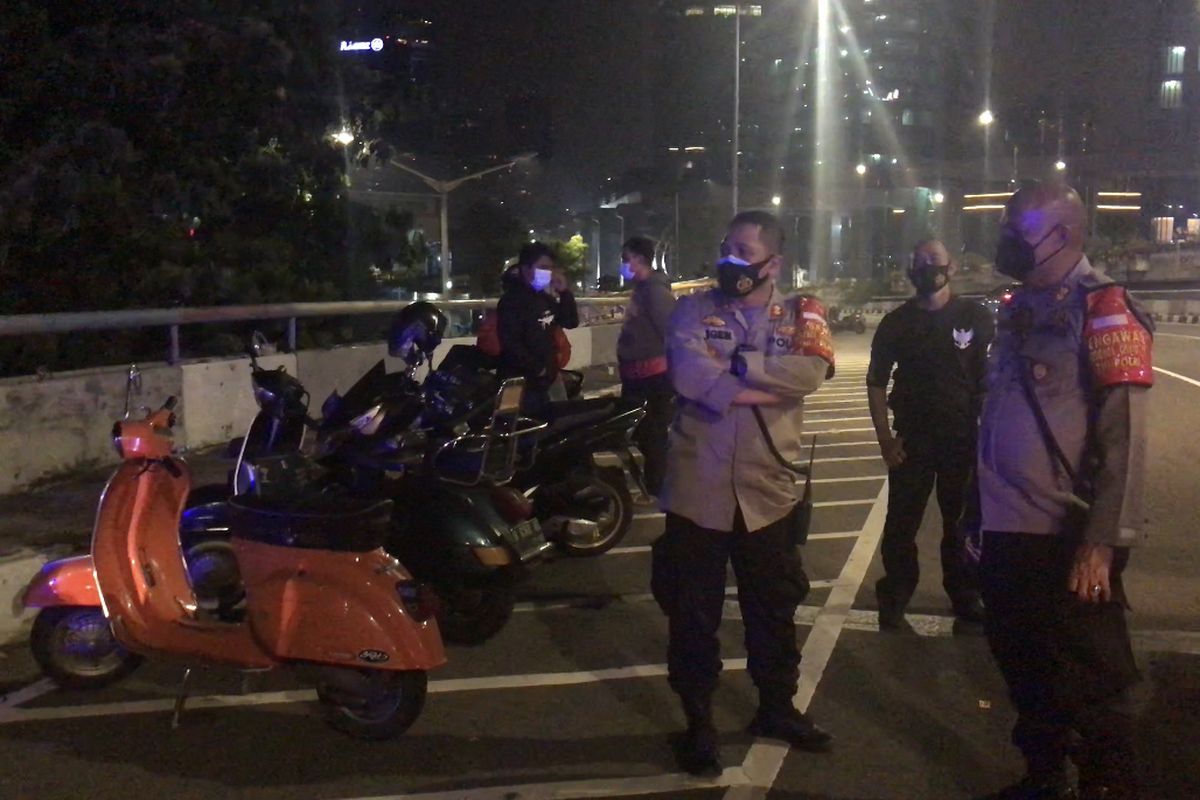 Kapolsek Metro Setiabudi, AKBP Yogen Heroes Baruno bersama Tim Pemburu Covid-19, TNI, dan Satpol PP membubarkan kerumunan di Flyover Rasuna Said, Setiabudi, Jakarta Selatan pada Minggu (24/1/2021) dini hari.