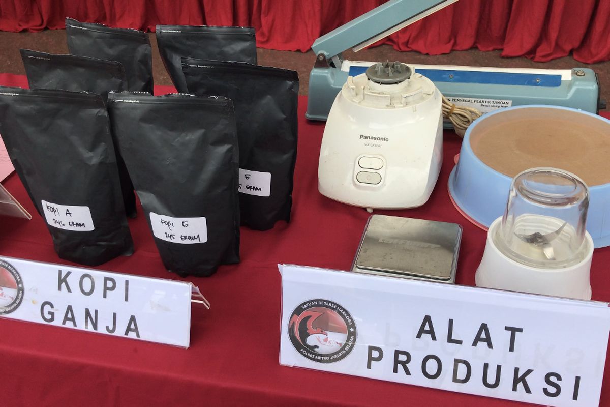 Saat menangkap SN, polisi juga menyita alat-alat produksi, daun dan biji ganja kering, dan produk berupa kopi ganja, susu ganja, dodol ganja dan yang sudah siap jual dari tangan SN.