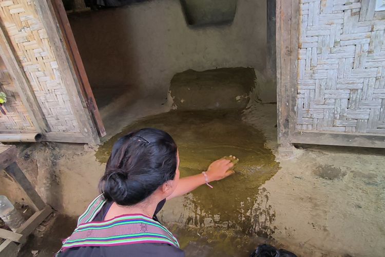 Anggi, seorang warga suku Sasak di Desa Sade, Lombok Tengah, NTB, mengepel rumah dengan kotoran sapi atau belulut pada Sabtu (2/8/2025) siang.