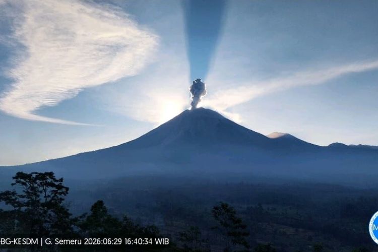 Gunung Semeru Letuskan Asap Tebal Setinggi 1.200 Meter, Terdengar Suara Dentuman